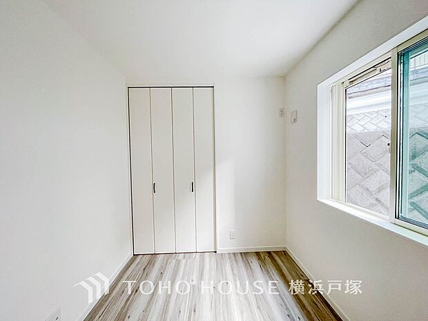 【Room】大きな窓からたっぷりと陽光が注がれる明るい空間。家族の成長に対応できる永住仕様の間取り。時を忘れて過ごす場所として過ごせるお部屋。