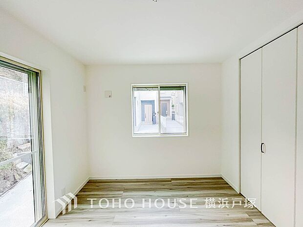 【Room】1日の疲れを癒し、心地よく寛げるようゆったりとした広さを確保しています。プライベートタイムをより優雅に穏やかに…。落ち着いた雰囲気を紡ぎます。