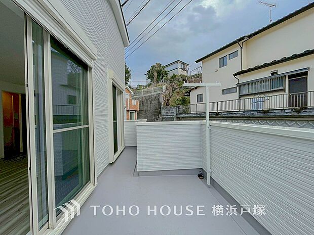 【Balcony】気持ちのいい空が見渡せる広いバルコニー。爽やかな風を感じて、心躍る素敵な暮らしがはじまります。