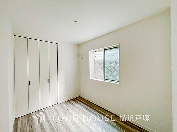 【Room】採光もアクセントの一つとして。プライベートルームにはやさしい光が射し込んでいて、この明るい好みの空間で読書をしたり、音楽を聞いたりと一人の時間も充実したものにできます。