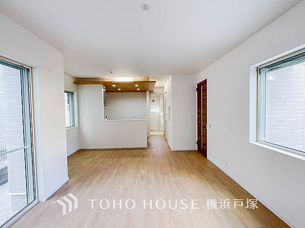 【Living room】家族みんなが爽やかに健やかに過ごせるように、溢れる光をたっぷり取り込んだリビングダイニング。集いの場、憩いの場としての快適性を求めたやすらぎの空間です。