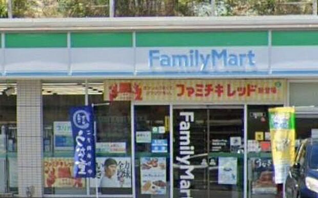 港を望む街の風景に馴染む、清々しいライフ・ハブ。最新のトレンドと淹れたての香りが、散策の合間や一日の始まりに、上質で安らぎに満ちたひとときをスタイリッシュに演出します。