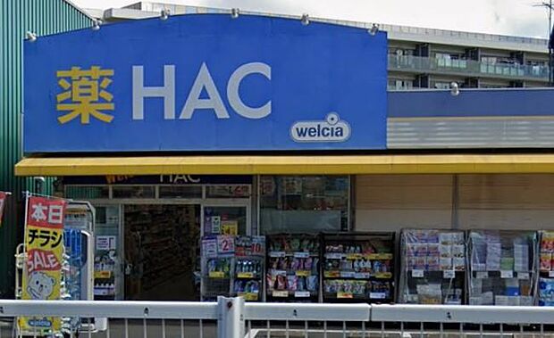 美と健康のプロフェッショナルが寄り添う、街のウェルネス・サロン。充実したケアアイテムが整然と並び、自分や家族を慈しむ毎日を、確かな安心感と共にかっこよくデザインしてくれます。