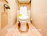 トイレ：【Toilet】清潔な空間であって頂けますように、目に留まるだけではなく、汚れをふき取り易いフロアと壁紙をチョイス。