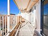 バルコニー：【Balcony】気持ちのいい空が見渡せる広いバルコニー。爽やかな風を感じて、心躍る素敵な暮らしがはじまります。