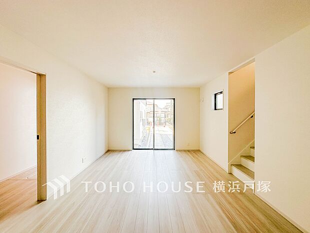 【Living room】家族みんなが爽やかに健やかに過ごせるように、溢れる光をたっぷり取り込んだリビングダイニング。集いの場、憩いの場としての快適性を求めたやすらぎの空間です。