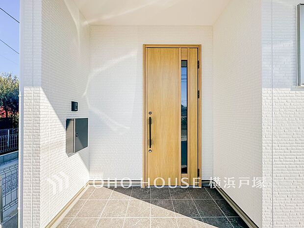 【Entrance】清潔感溢れる玄関がお出迎えする本邸宅の物語は、ここから始まる日常を期待させます。この場所には「希望」と「優越」で包み込んでくれる「特別」な空間があります。(写真3号棟)