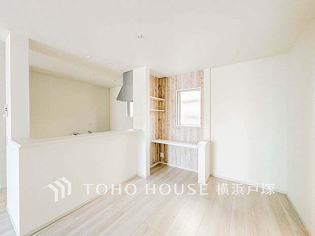 【Living room】心地よさが広がる居室空間。自分らしい時間を過ごすために、ゆったりとした空間と細部にこだわったデザイン。(写真1号棟)