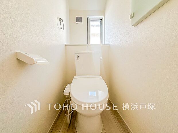【Toilet】いつまでも清潔な空間であって頂けますように、目に留まるだけではなく、汚れをふき取り易いフロアと壁紙をチョイス致しました。(写真1号棟)