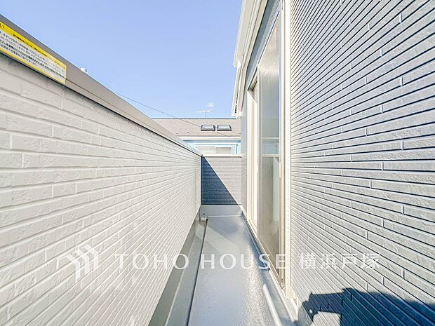 【Balcony】気持ちのいい空が見渡せる広いバルコニー。爽やかな風を感じて、心躍る素敵な暮らしがはじまります。(写真3号棟)