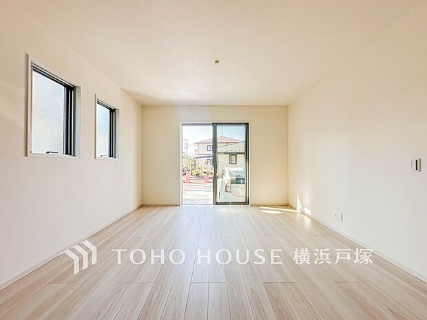 【Living room】光と風が溢れる開放的なリビングダイニングには自然と家族みんなが集まってきます。明るく穏やかな空気の中で飲んだり、食べたり、笑ったり。