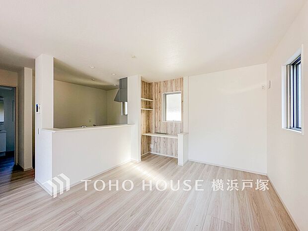 【Living room】明るく開放的な空間が広がるLDK。室内には豊かな陽光が注ぎ込み、爽やかな住空間を演出。