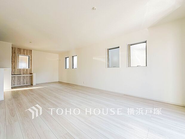 【Living room】ここにはみんなが集い、食事と楽しい会話が始まる。話に夢中になりすぎて、ついつい時を忘れてしまう。そんな束の間の幸せを感じさせてくれる場所。