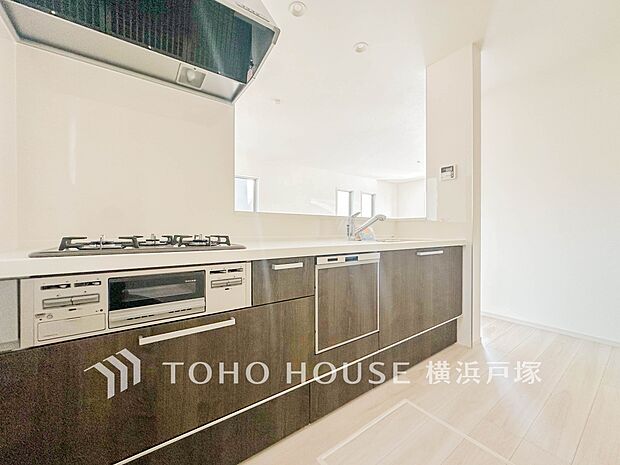 【Kitchen】手元の収納から、足元の収納までが全てスライド式で、奥のスペースまで有効に活用できます。奥まで上から見渡せるので、たまにしか使わない調理器具もサッと取出せます。