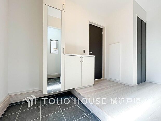 【Entrance】清潔感溢れる玄関がお出迎えする本邸宅の物語は、ここから始まる日常を期待させます。この場所には「希望」と「優越」で包み込んでくれる「特別」な空間があります。