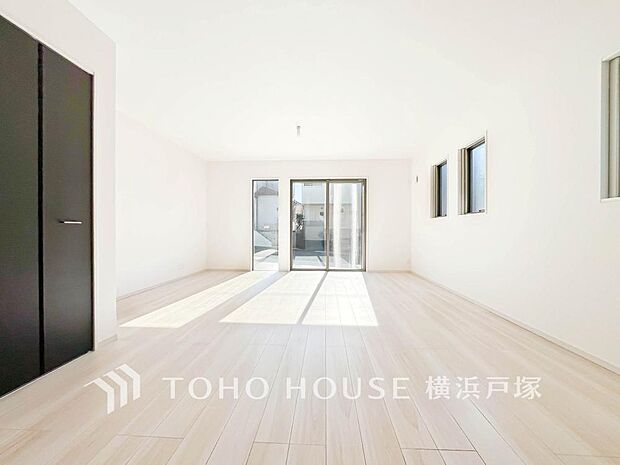 【Living room】柔らかな色合いのフローリングと清潔感の溢れるクロスが明るい空間を創り出しているリビングダイニング。憩いの場に相応しく、ここで楽しむ家族の時間が絆をより深めてくれそうです。