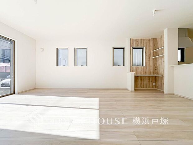 【Living room】ここにはみんなが集い、食事と楽しい会話が始まる。話に夢中になりすぎて、ついつい時を忘れてしまう。そんな束の間の幸せを感じさせてくれる場所。