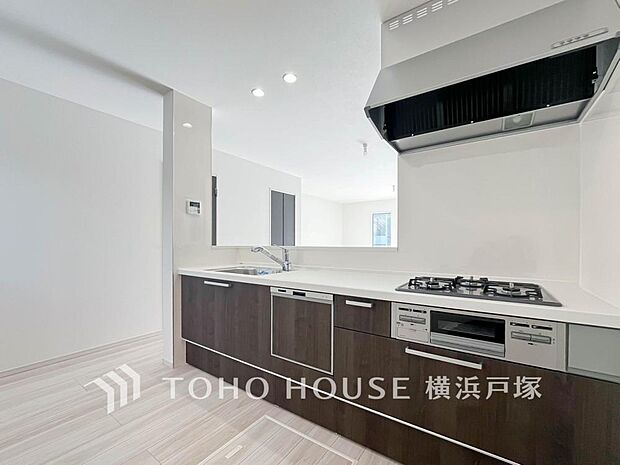 【Kitchen】ご家族みんなで調理ができる位のスペースを実現したキッチン空間となっております。みんなで作った料理を召し上がりながらの会話は、どのような物になるのでしょうか。