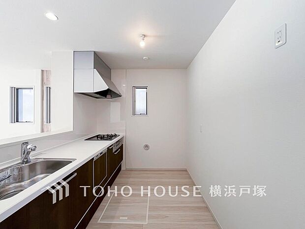 【Kitchen】内装の主役でもあり、日常活躍する重要な水回りでもあるからこそ機能性・デザイン性に力を入れております。お手入れのしやすいシステムキッチンを採用しております。