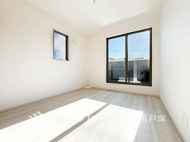 【Room】感性を育むプライベートルームはシンプルでスマートな空間。好みの空間で読書をしたり、音楽を聞いたりと一人の時間も充実したものにできます。