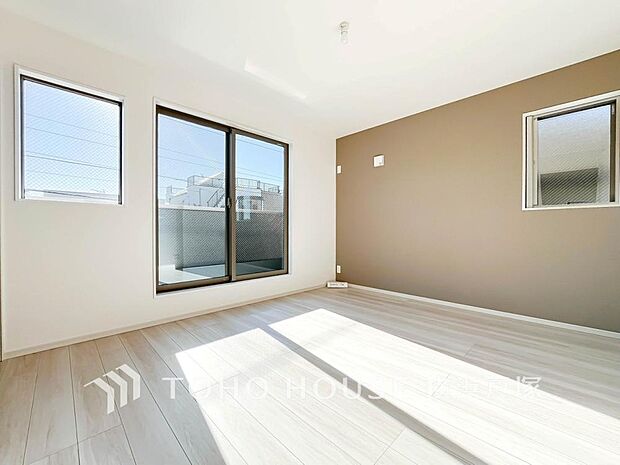 【Room】採光もアクセントの一つとして。プライベートルームにはやさしい光が射し込んでいて、この明るい好みの空間で読書をしたり、音楽を聞いたりと一人の時間も充実したものにできます。