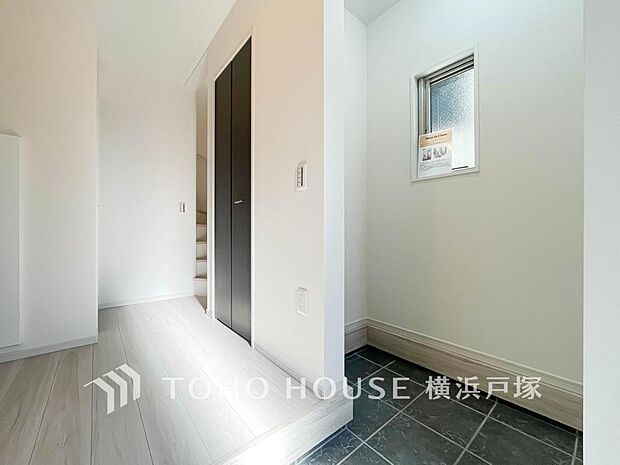 【SIC】靴を履いたまま出入りできる大型のシューズインクローゼットが設けられています。靴類だけでなく、かさばる物も収納できます。