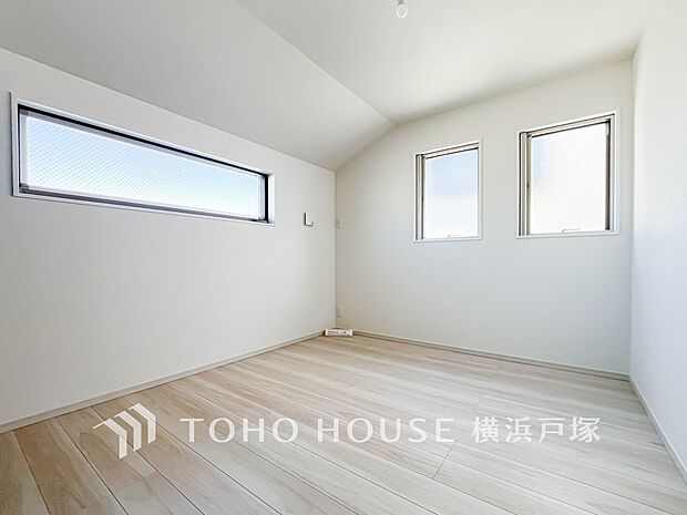 【Room】1日の疲れを癒し、心地よく寛げるようゆったりとした広さを確保しています。プライベートタイムをより優雅に穏やかに…。落ち着いた雰囲気を紡ぎます。