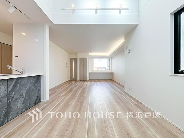 【Living room】家族みんなが爽やかに健やかに過ごせるように、溢れる光をたっぷり取り込んだリビングダイニング。集いの場、憩いの場としての快適性を求めたやすらぎの空間です。