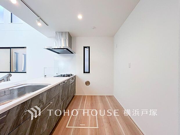 【Kitchen】長い時間滞在するキッチンだからこそ、食事の準備を楽しい時間に、忙しい時でもスムーズに無駄なく作業できる、お手入れも簡単にできるなど、毎日を楽しくするキッチンスペースに仕上げました。