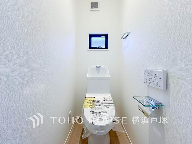 【Toilet】いつまでも清潔な空間であって頂けますように、目に留まるだけではなく、汚れをふき取り易いフロアと壁紙をチョイス致しました。毎日の生活を快適にお過ごし頂けますよう、落ち着いた雰囲気です。