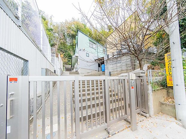 ちょっと小高い丘の中腹にあって、住宅街にもかかわらず、園のまわりは自然がいっぱい。子どものやりたい気持ちを大切に、保育者との対話の中で保育を進めています。