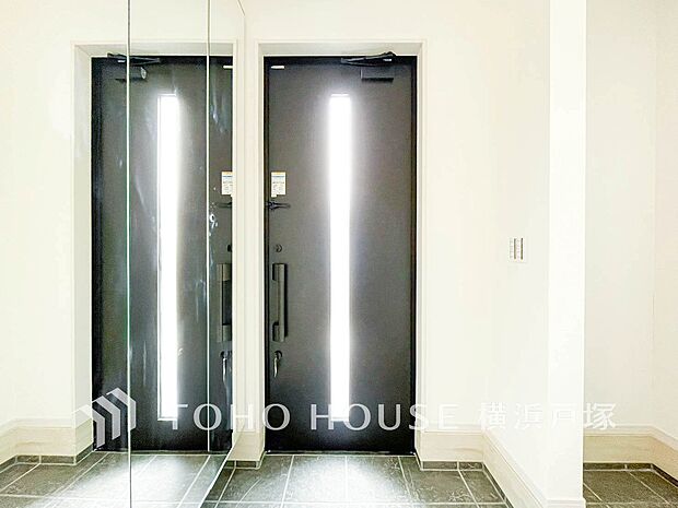 【Entrance】居住者の帰り、訪れる方を優しく迎え、安らぎに満ちた生活空間を予感させる。