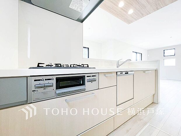 【Kitchen】長い時間滞在するキッチンだからこそ、食事の準備を楽しい時間に、忙しい時でもスムーズに無駄なく作業できる、お手入れも簡単にできるなど、毎日を楽しくするキッチンスペースに仕上げました。