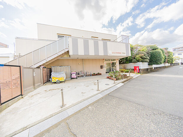 園舎は木のぬくもりを大事にした建物。大人との安定した人間関係の中で愛情をたくさん受けます。
