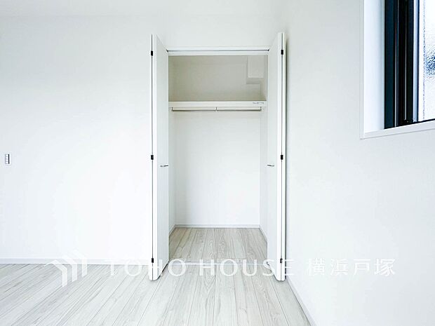 【Storage】整理整頓がしやすい収納スペース。日常の必需品をすっきり収納し、部屋を広く保つ機能的な設計。