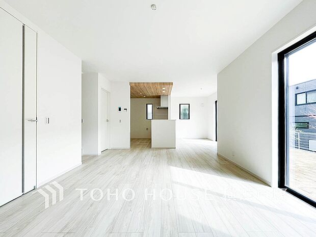 【Living room】光と風が溢れる開放的なリビングダイニングには自然と家族みんなが集まってきます。