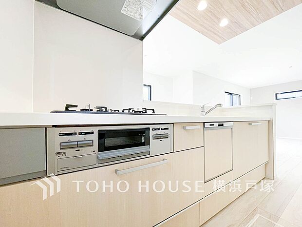 【Kitchen】長い時間滞在するキッチンだからこそ、食事の準備を楽しい時間に、忙しい時でもスムーズに無駄なく作業できる、お手入れも簡単にできるなど、毎日を楽しくするキッチンスペースに仕上げました。