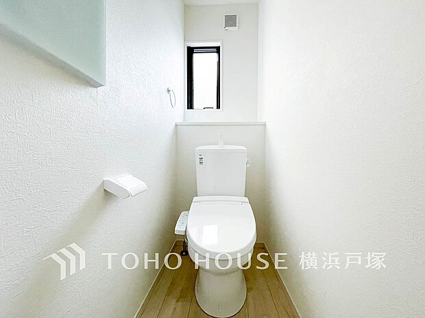 【Toilet】いつまでも清潔な空間であって頂けますように、汚れをふき取り易いフロアと壁紙をチョイス致しました。