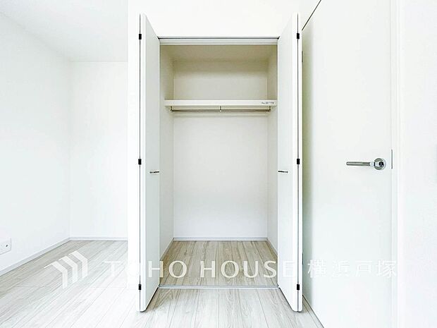 【Storage】整理整頓がしやすい収納スペース。日常の必需品をすっきり収納し、部屋を広く保つ機能的な設計。