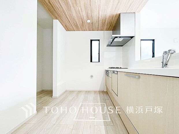 【Kitchen】誰もが使いやすいデザインにこだわったキッチン。プライベートスペースを彩るインテリアとしての美と、快適な日常を支える機能性と強さがひとつになったキッチンです。