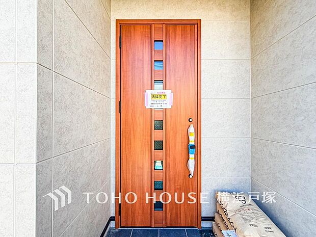 「Entrance」お客様をお迎えする玄関は落ち着いた雰囲気。帰り着くたびに洗練されたテイストの空間に迎えられ誇りと喜びを感じる玄関まわりです。