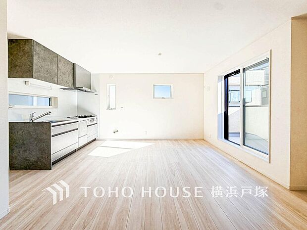 「Living room」明るく開放的な空間が広がるLDK。室内には豊かな陽光が注ぎ込み、爽やかな住空間を演出。ホームパーティーでもゲストと一緒に料理を楽しみながら楽しい時間を過ごせそう。