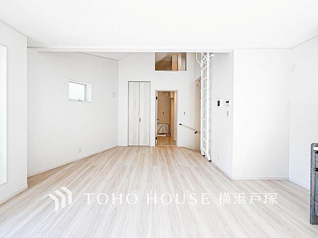 「Living room」光と風が溢れる開放的なリビングダイニングには自然と家族みんなが集まってきます。明るく穏やかな空気の中で飲んだり、食べたり、笑ったり。