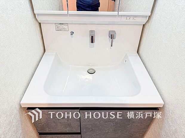 「Powder room」清潔感のあるプライベート空間は、身だしなみチェックや肌のお手入れに最適です。収納もあり、スッキリと見映えの良い空間に拵えました。時間に余裕とゆとりを持たせます。