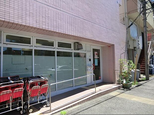 認可保育園。園では、子ども一人ひとりの主体性を尊重し、保護者との連携を大切にしながら、自然豊かな環境でのびのびとした保育を行っています。