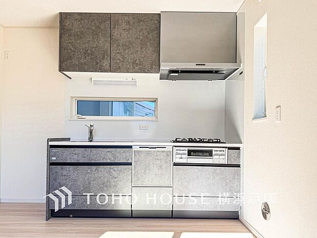 「Kitchen」使い勝手の良い設備のキッチンで効率よくお料理もできます。食する料理に家族が舌鼓を打ち自然と笑いが絶えない空気感がそこに広がります。自慢の腕をふるってください。