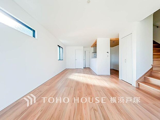 「Living room」広々としたリビングダイニングは、シックでモダンな内装。落ち着いた雰囲気に包まれて、伸びやかな空間の中で、ゆったりと家族団らんのひとときを過ごせます。