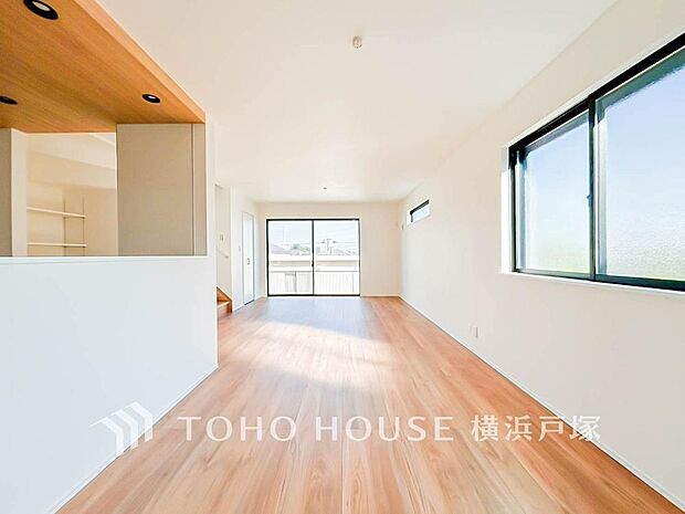 「Living room」ここにはみんなが集い、食事と楽しい会話が始まる。話に夢中になりすぎて、ついつい時を忘れてしまう。そんな束の間の幸せを感じさせてくれる場所。