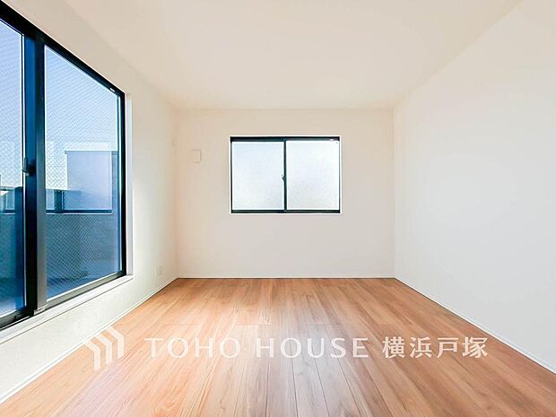 「Room」穏やかな風と陽光を導き、プライバシーに配慮された設計プランを採用し、居住性を一段と心地よいものにしています。明るく開放的な空間を演出しております。