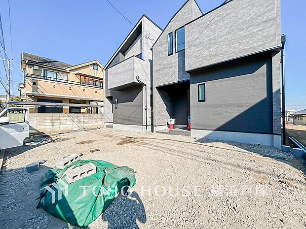 「Car space」ゆったりとした駐車スペースを確保いたしましたので、大きめのお車でも駐車可能です。自転車やバイクなど、ゆとりのある敷地で置き場所に困ることはないでしょう。